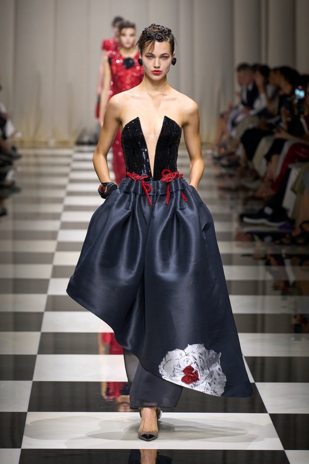 مجموعة Armani Privé لخريف وشتاء 2024 قصيدة للوردة بأجمل التصاميم 