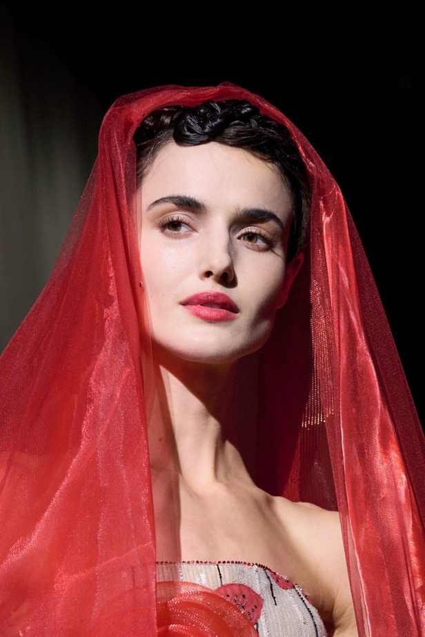 مجموعة Armani Privé لخريف وشتاء 2024 قصيدة للوردة بأجمل التصاميم 