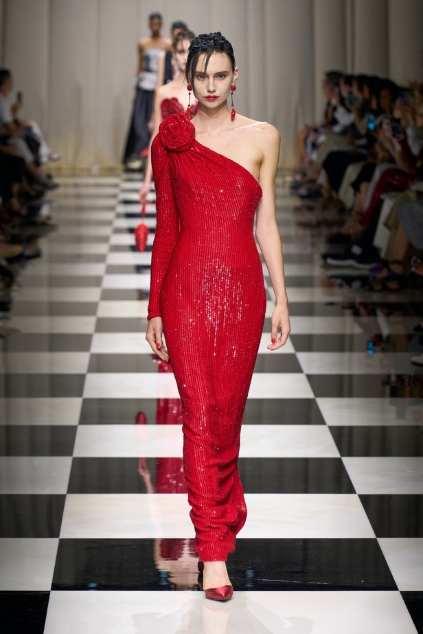 مجموعة Armani Privé لخريف وشتاء 2024 قصيدة للوردة بأجمل التصاميم 