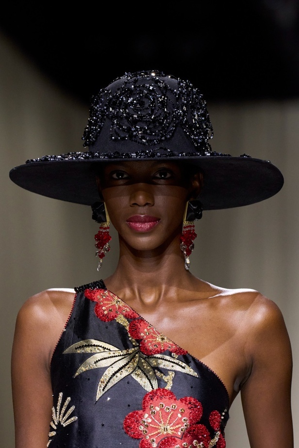 مجموعة Armani Privé لخريف وشتاء 2024 قصيدة للوردة بأجمل التصاميم 