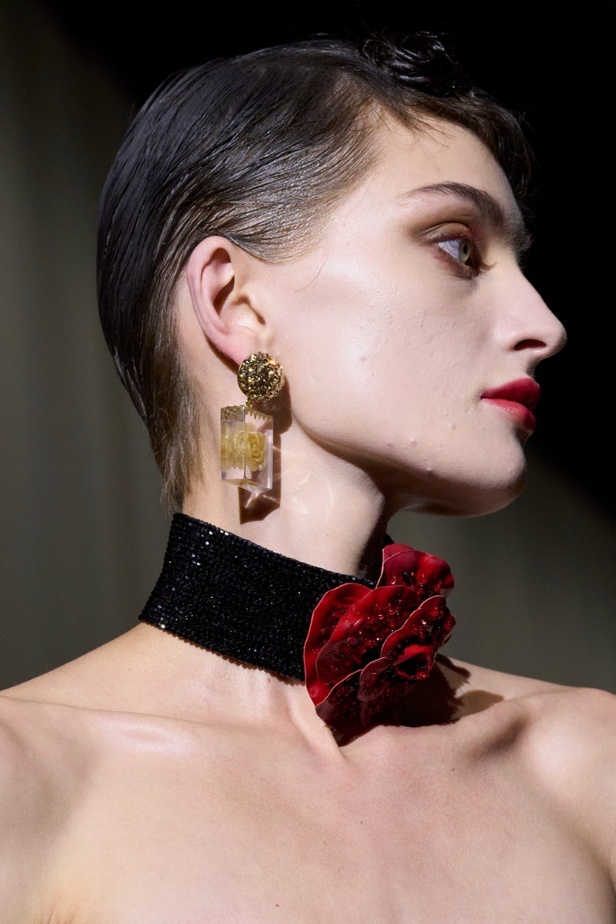 مجموعة Armani Privé لخريف وشتاء 2024 قصيدة للوردة بأجمل التصاميم 