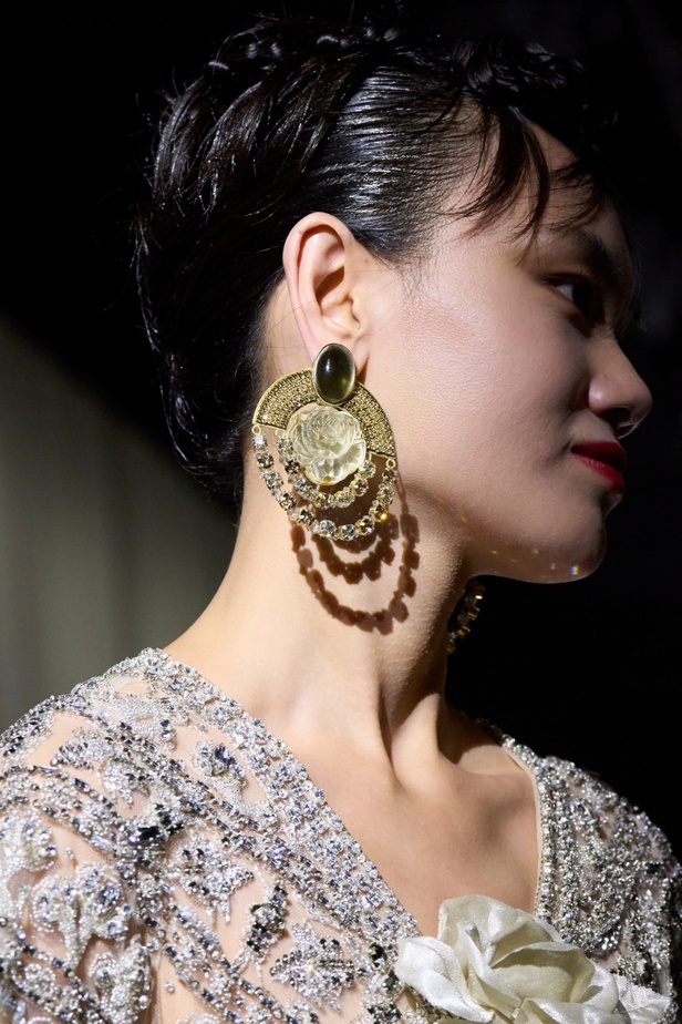 مجموعة Armani Privé لخريف وشتاء 2024 قصيدة للوردة بأجمل التصاميم 