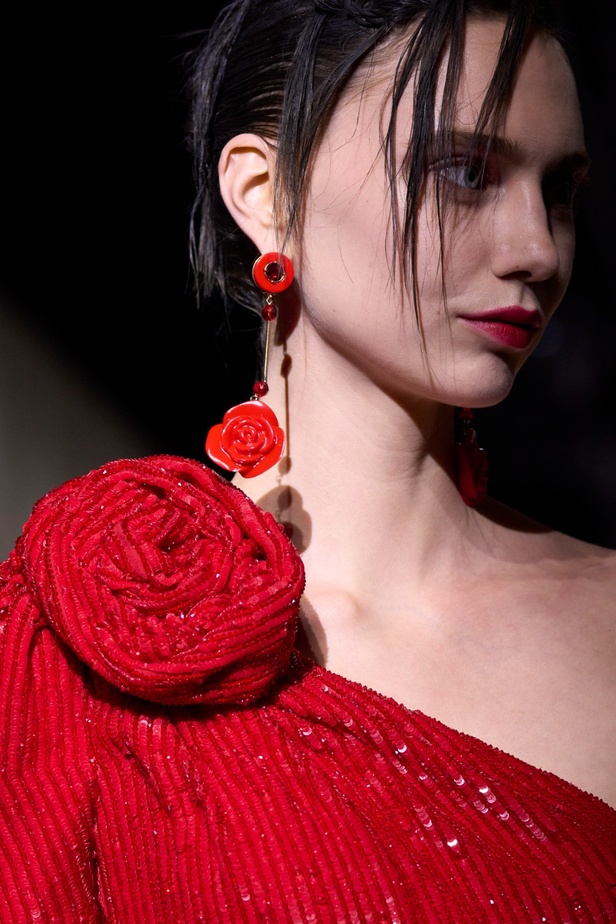 مجموعة Armani Privé لخريف وشتاء 2024 قصيدة للوردة بأجمل التصاميم 