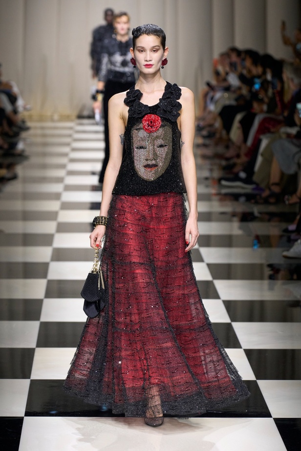 مجموعة Armani Privé لخريف وشتاء 2024 قصيدة للوردة بأجمل التصاميم 