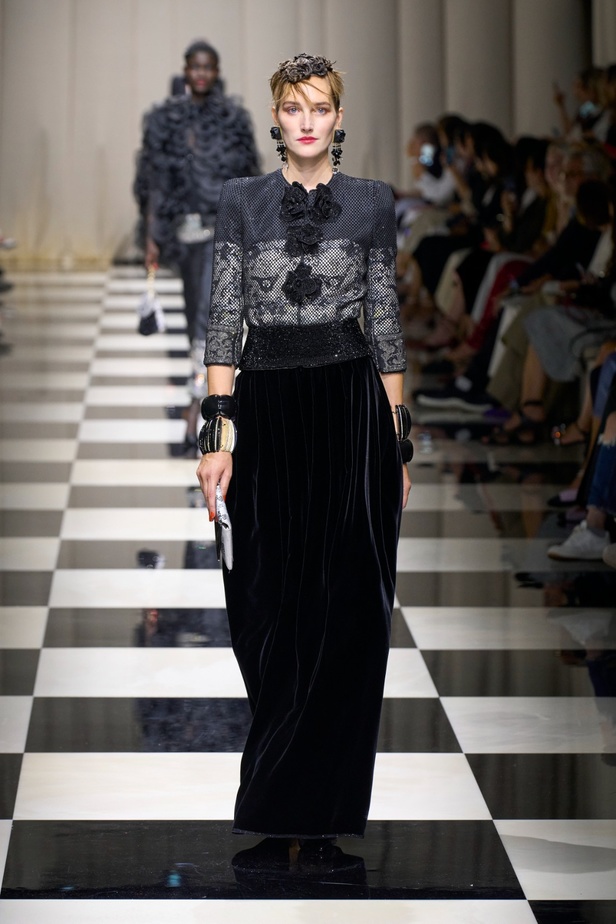 مجموعة Armani Privé لخريف وشتاء 2024 قصيدة للوردة بأجمل التصاميم 