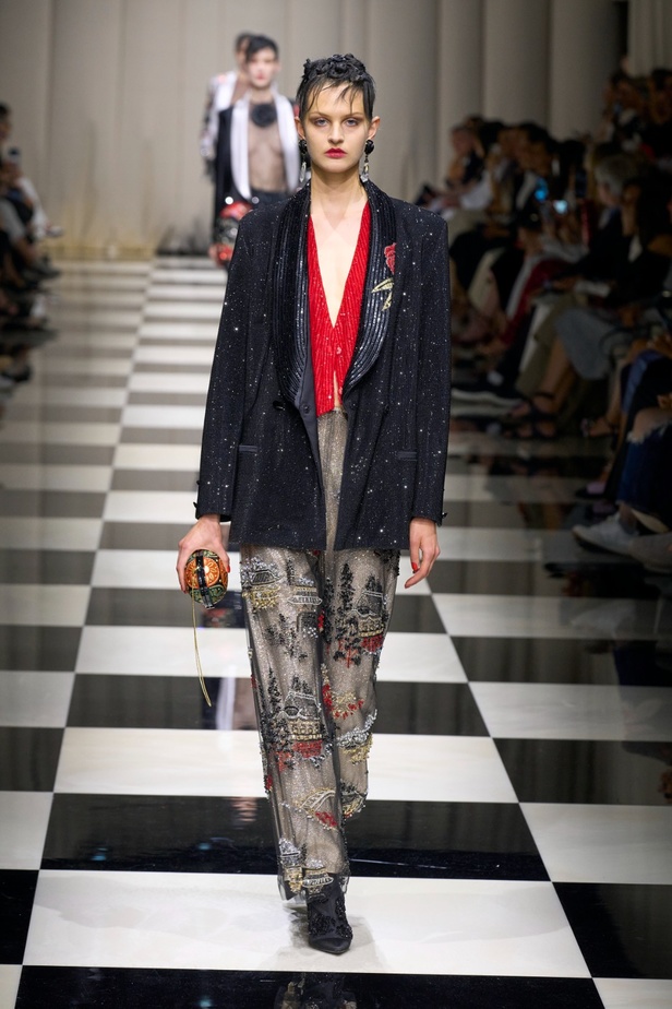 مجموعة Armani Privé لخريف وشتاء 2024 قصيدة للوردة بأجمل التصاميم 