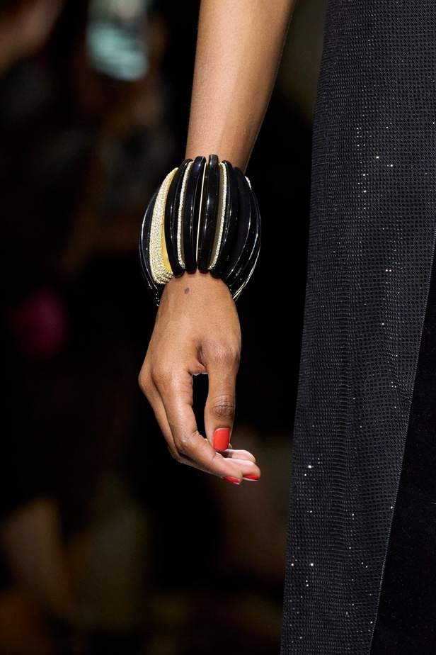 مجموعة Armani Privé لخريف وشتاء 2024 قصيدة للوردة بأجمل التصاميم 