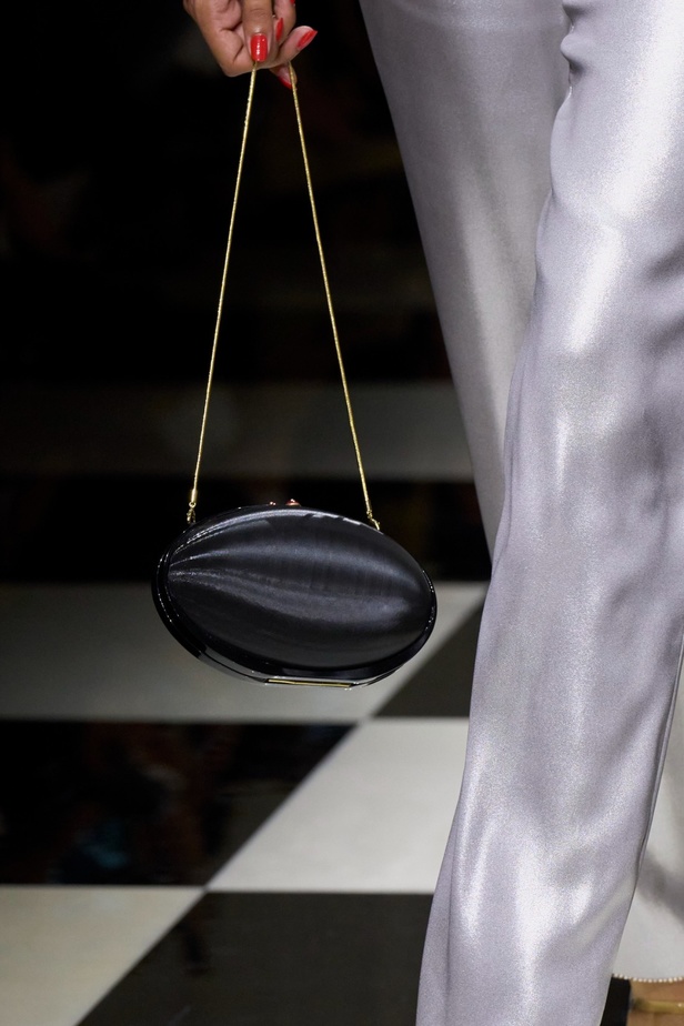 مجموعة Armani Privé لخريف وشتاء 2024 قصيدة للوردة بأجمل التصاميم 