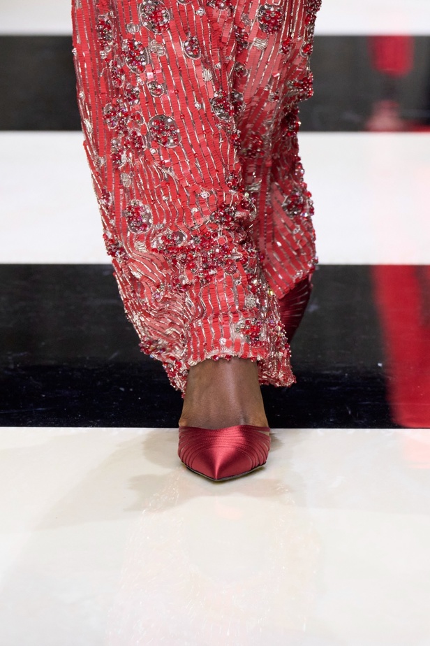 مجموعة Armani Privé لخريف وشتاء 2024 قصيدة للوردة بأجمل التصاميم 