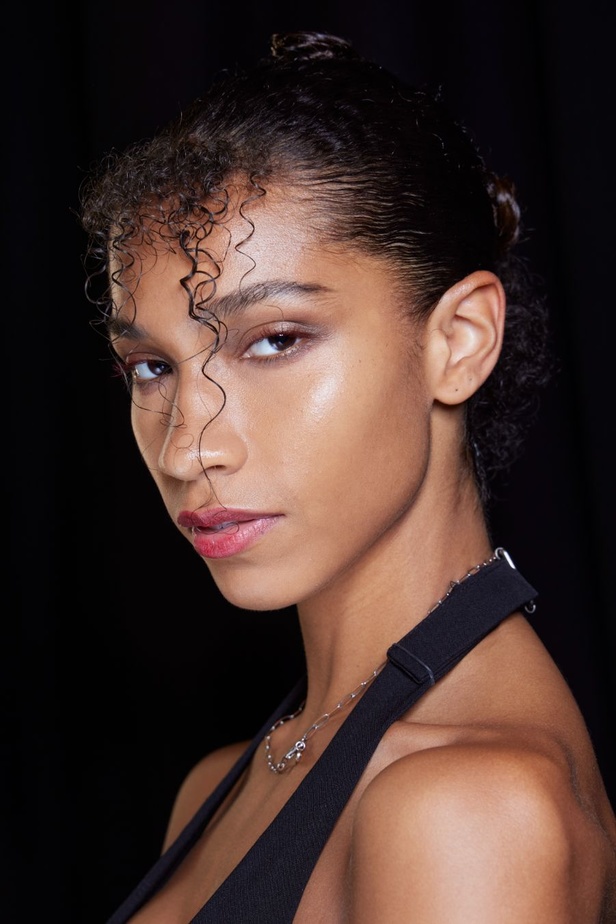 مجموعة Armani Privé لخريف وشتاء 2024 قصيدة للوردة بأجمل التصاميم 