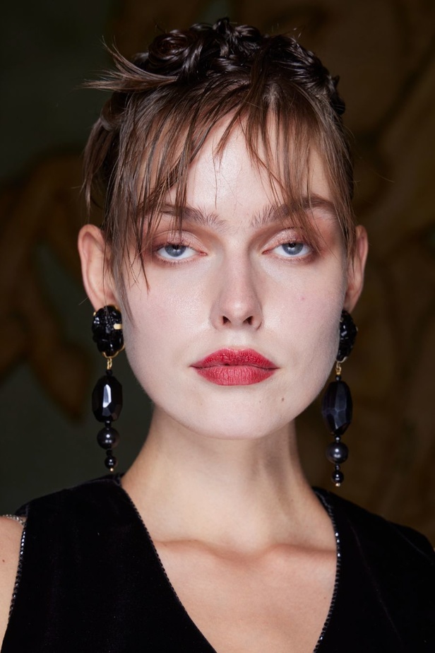 مجموعة Armani Privé لخريف وشتاء 2024 قصيدة للوردة بأجمل التصاميم 