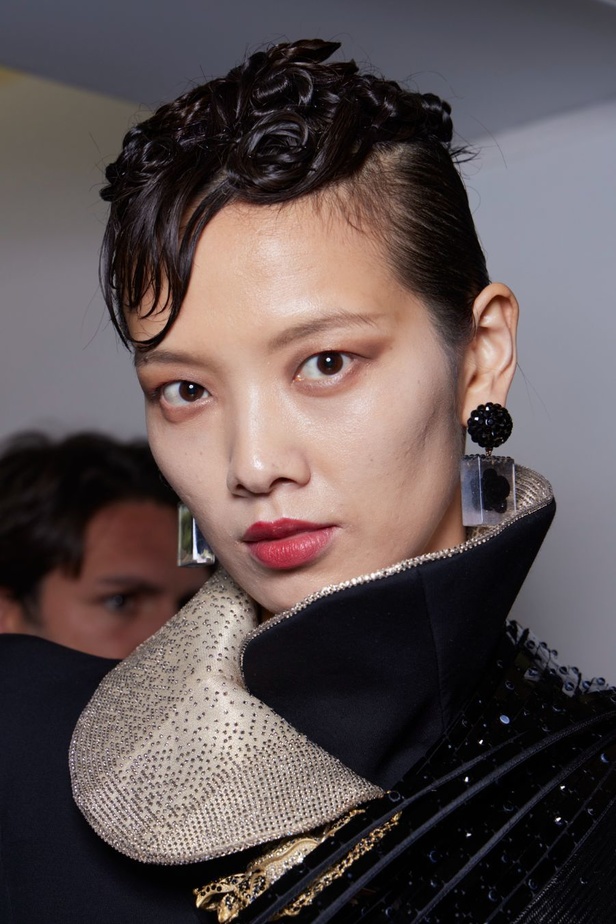 مجموعة Armani Privé لخريف وشتاء 2024 قصيدة للوردة بأجمل التصاميم 