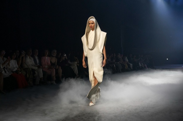 "آشي ستوديو" يدخل تاريخ الموضة من الباب العريض... أول مصمم سعودي في أسبوع باريس للأزياء الراقية بمجموعة ساحرة