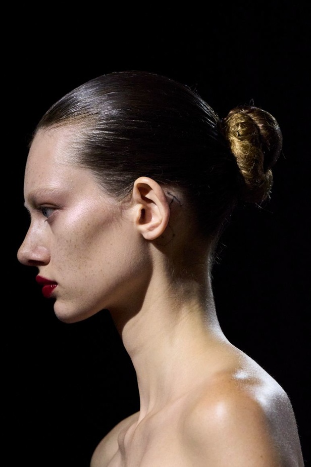 "آشي ستوديو" يدخل تاريخ الموضة من الباب العريض... أول مصمم سعودي في أسبوع باريس للأزياء الراقية بمجموعة ساحرة