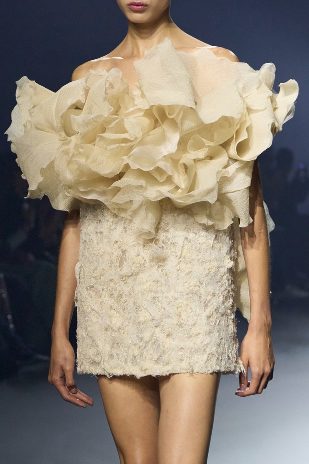 "آشي ستوديو" يدخل تاريخ الموضة من الباب العريض... أول مصمم سعودي في أسبوع باريس للأزياء الراقية بمجموعة ساحرة