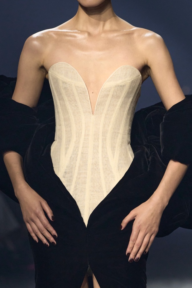 "آشي ستوديو" يدخل تاريخ الموضة من الباب العريض... أول مصمم سعودي في أسبوع باريس للأزياء الراقية بمجموعة ساحرة