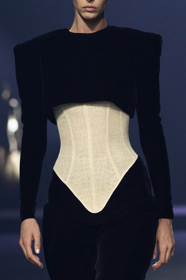 "آشي ستوديو" يدخل تاريخ الموضة من الباب العريض... أول مصمم سعودي في أسبوع باريس للأزياء الراقية بمجموعة ساحرة