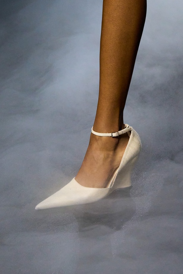 "آشي ستوديو" يدخل تاريخ الموضة من الباب العريض... أول مصمم سعودي في أسبوع باريس للأزياء الراقية بمجموعة ساحرة