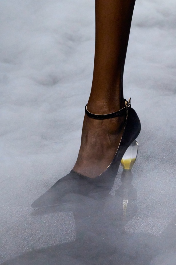 "آشي ستوديو" يدخل تاريخ الموضة من الباب العريض... أول مصمم سعودي في أسبوع باريس للأزياء الراقية بمجموعة ساحرة