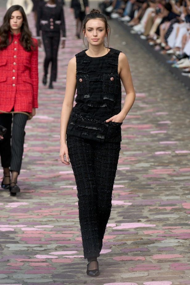 مجموعة CHANEL للهوت كوتور لموسم خريف وشتاء 2023-2024 تحتفل بسحر باريس 