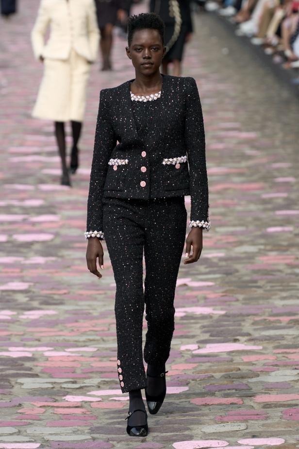 مجموعة CHANEL للهوت كوتور لموسم خريف وشتاء 2023-2024 تحتفل بسحر باريس 