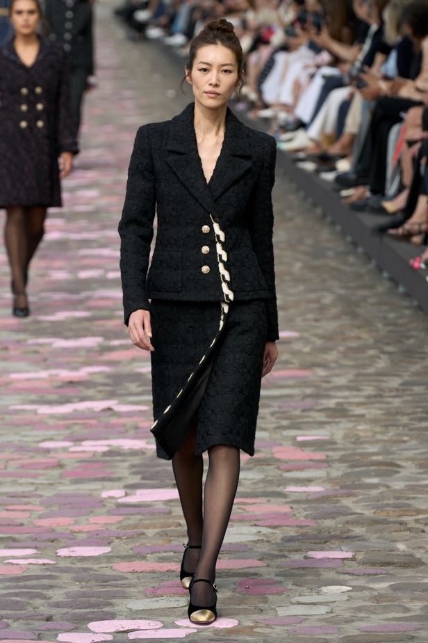 مجموعة CHANEL للهوت كوتور لموسم خريف وشتاء 2023-2024 تحتفل بسحر باريس 