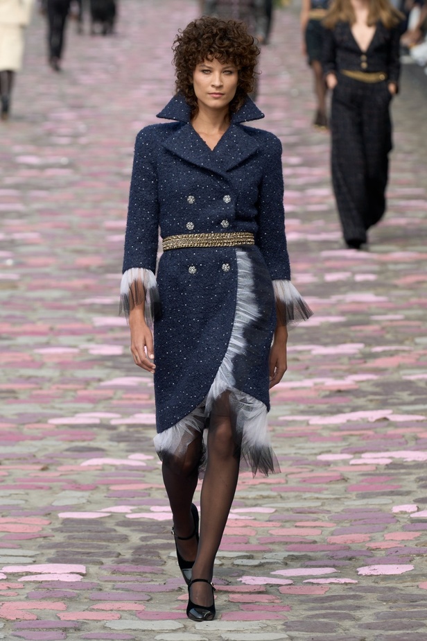 مجموعة CHANEL للهوت كوتور لموسم خريف وشتاء 2023-2024 تحتفل بسحر باريس 