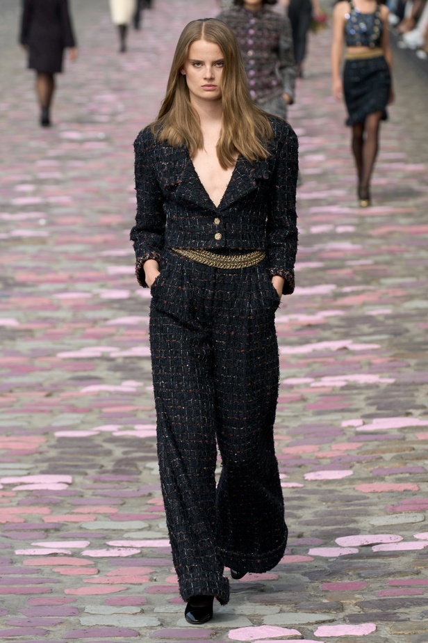 مجموعة CHANEL للهوت كوتور لموسم خريف وشتاء 2023-2024 تحتفل بسحر باريس 