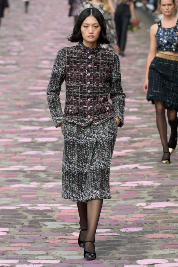 مجموعة CHANEL للهوت كوتور لموسم خريف وشتاء 2023-2024 تحتفل بسحر باريس 