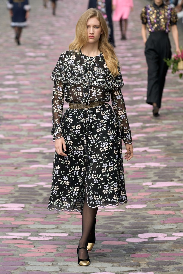 مجموعة CHANEL للهوت كوتور لموسم خريف وشتاء 2023-2024 تحتفل بسحر باريس 