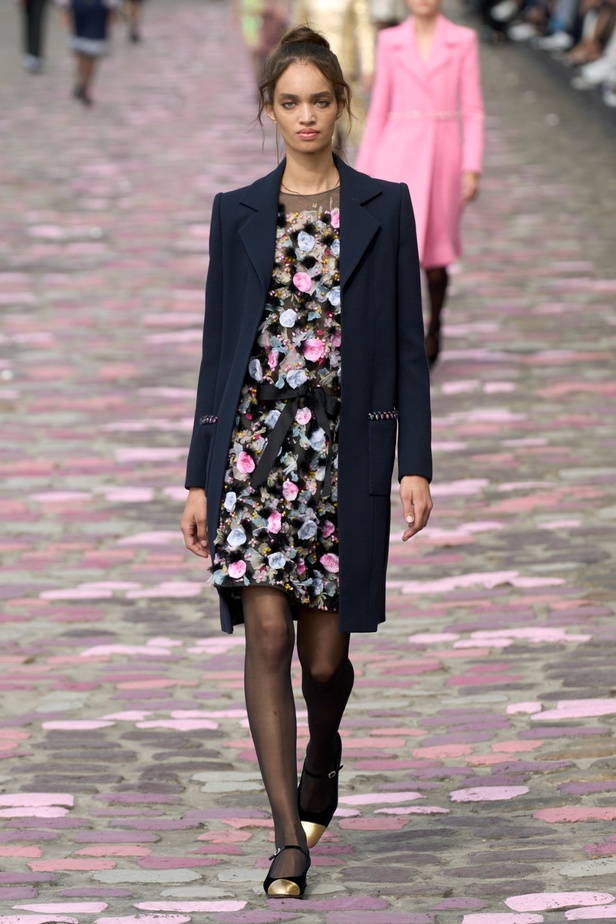 مجموعة CHANEL للهوت كوتور لموسم خريف وشتاء 2023-2024 تحتفل بسحر باريس 