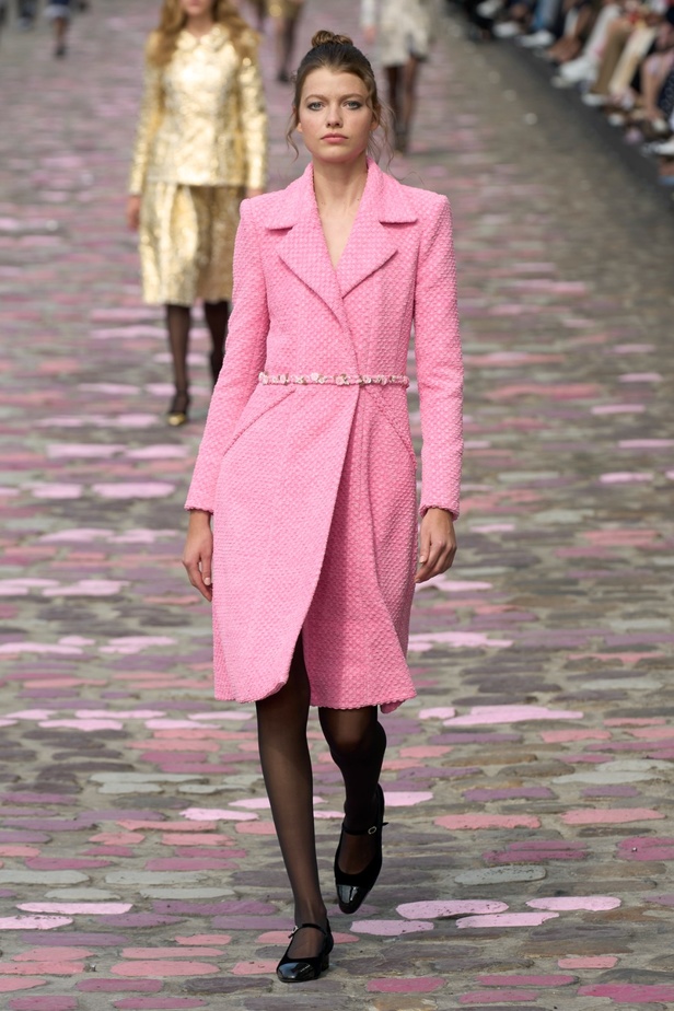 مجموعة CHANEL للهوت كوتور لموسم خريف وشتاء 2023-2024 تحتفل بسحر باريس 