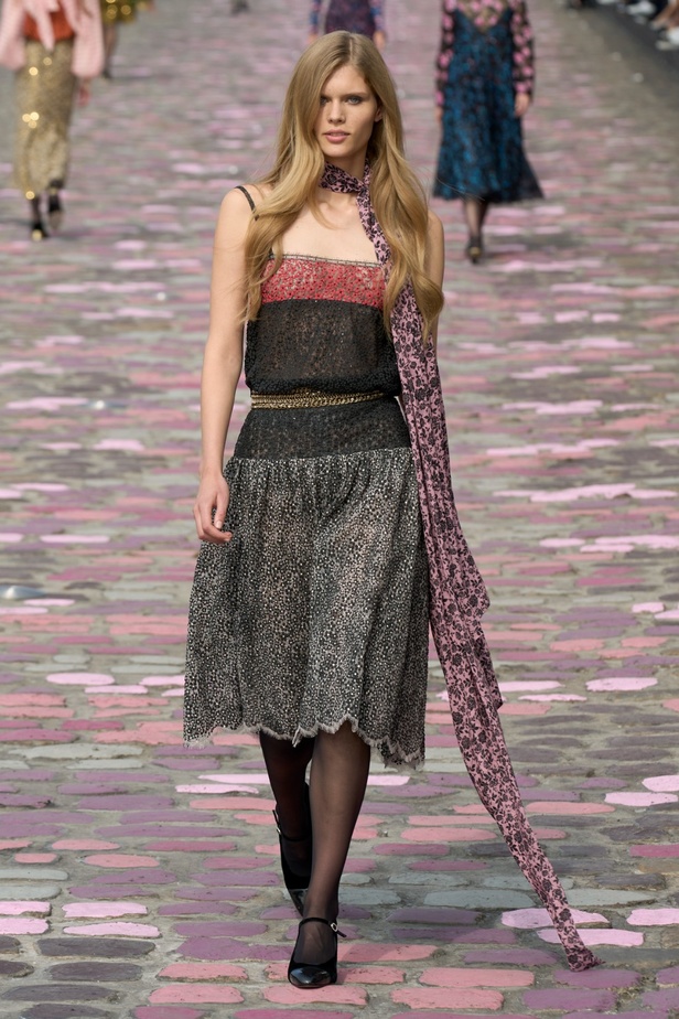 مجموعة CHANEL للهوت كوتور لموسم خريف وشتاء 2023-2024 تحتفل بسحر باريس 