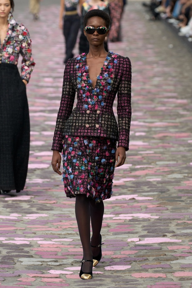 مجموعة CHANEL للهوت كوتور لموسم خريف وشتاء 2023-2024 تحتفل بسحر باريس 