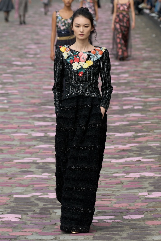مجموعة CHANEL للهوت كوتور لموسم خريف وشتاء 2023-2024 تحتفل بسحر باريس 