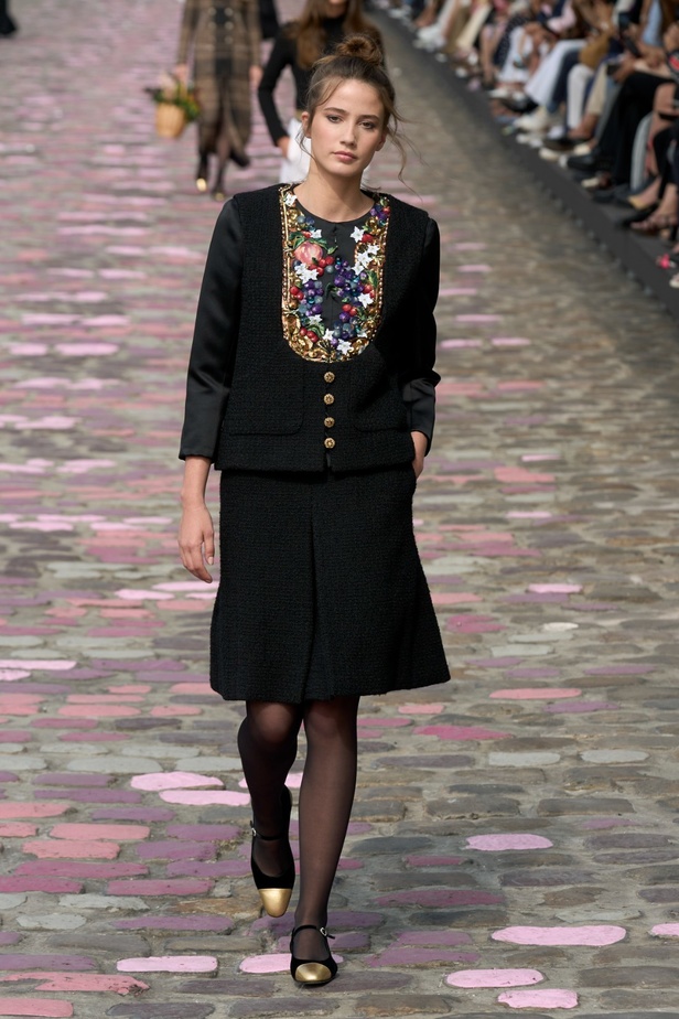 مجموعة CHANEL للهوت كوتور لموسم خريف وشتاء 2023-2024 تحتفل بسحر باريس 