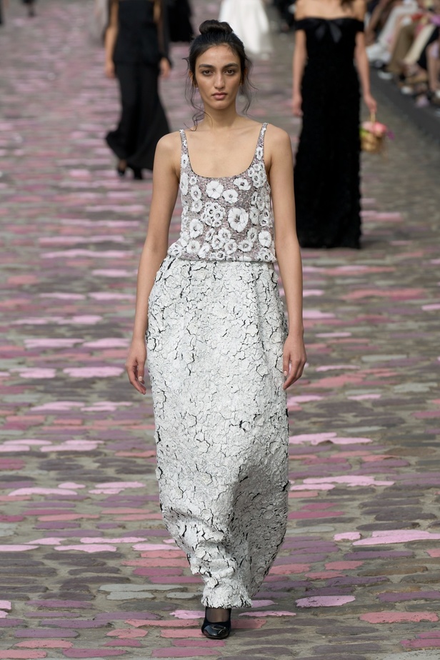 مجموعة CHANEL للهوت كوتور لموسم خريف وشتاء 2023-2024 تحتفل بسحر باريس 