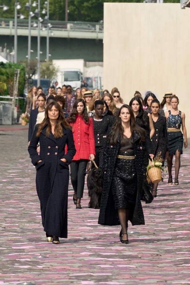 مجموعة CHANEL للهوت كوتور لموسم خريف وشتاء 2023-2024 تحتفل بسحر باريس 