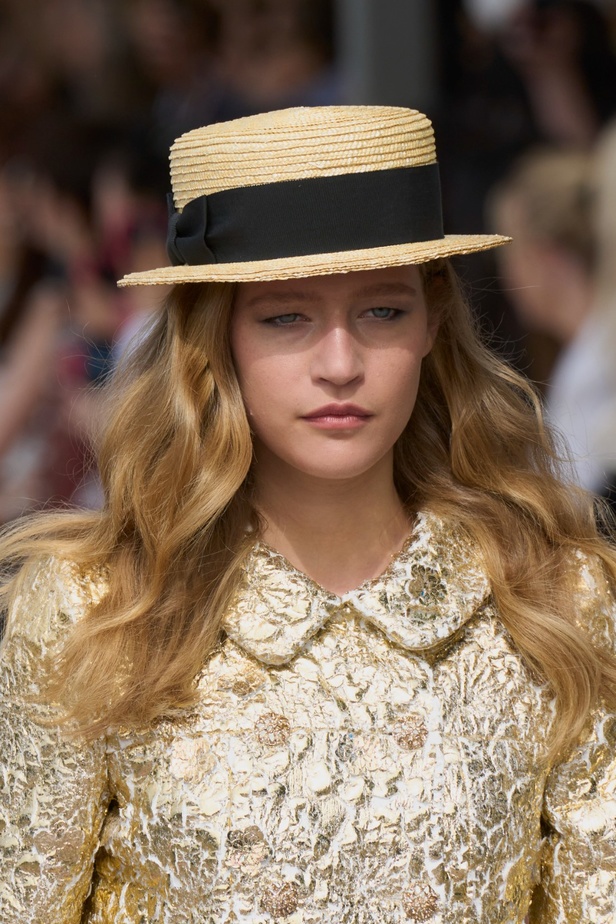 مجموعة CHANEL للهوت كوتور لموسم خريف وشتاء 2023-2024 تحتفل بسحر باريس 