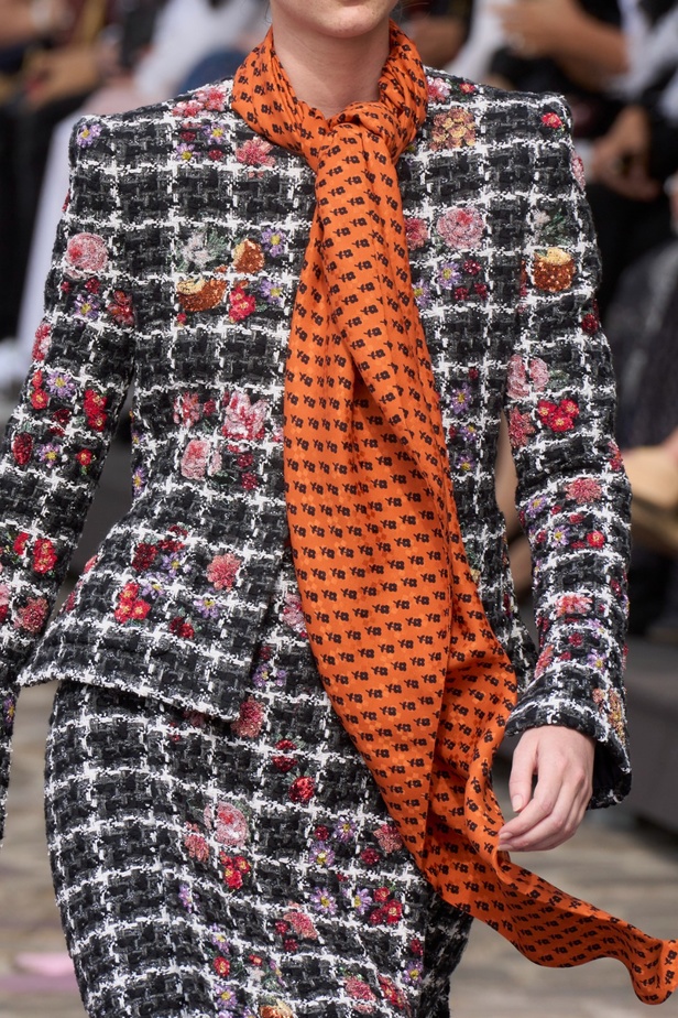 مجموعة CHANEL للهوت كوتور لموسم خريف وشتاء 2023-2024 تحتفل بسحر باريس 