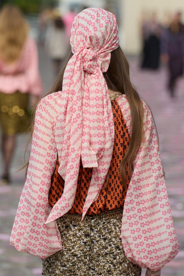 مجموعة CHANEL للهوت كوتور لموسم خريف وشتاء 2023-2024 تحتفل بسحر باريس 