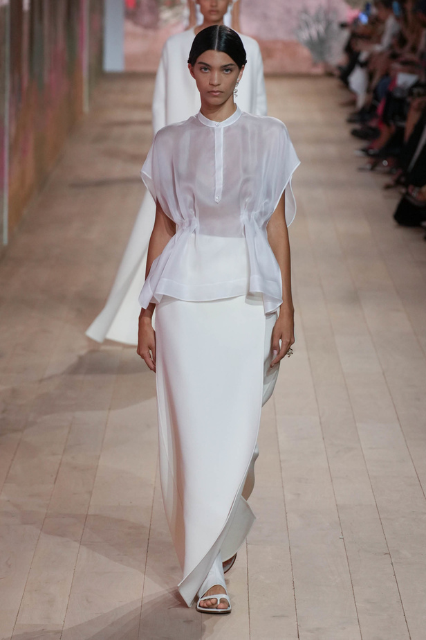 مجموعة كريستيان ديور الراقية لخريف وشتاء 2023-2024 .. تحيي أناقة اللون الأبيض وموضة الكروشيه