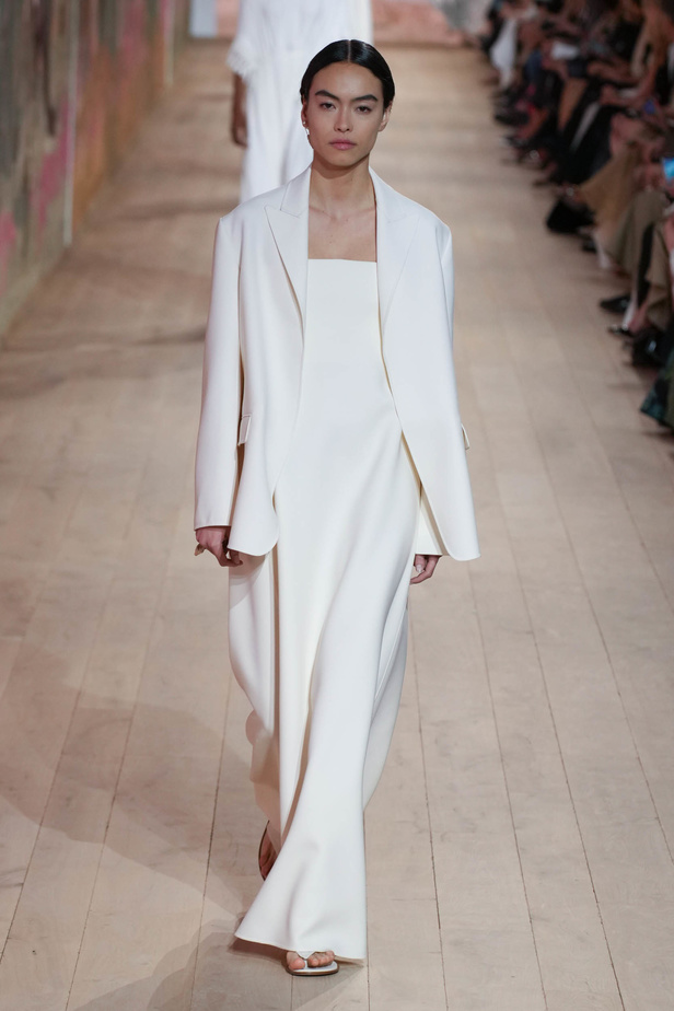 مجموعة كريستيان ديور الراقية لخريف وشتاء 2023-2024 .. تحيي أناقة اللون الأبيض وموضة الكروشيه