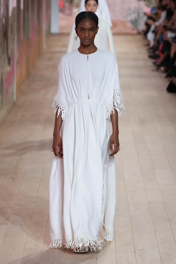 مجموعة كريستيان ديور الراقية لخريف وشتاء 2023-2024 .. تحيي أناقة اللون الأبيض وموضة الكروشيه