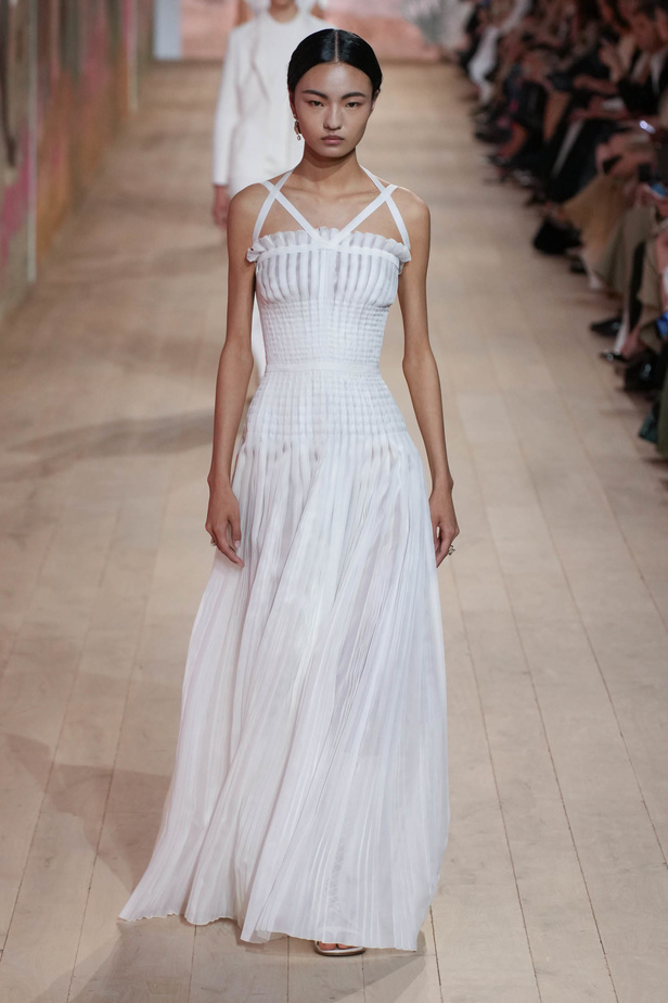 مجموعة كريستيان ديور الراقية لخريف وشتاء 2023-2024 .. تحيي أناقة اللون الأبيض وموضة الكروشيه