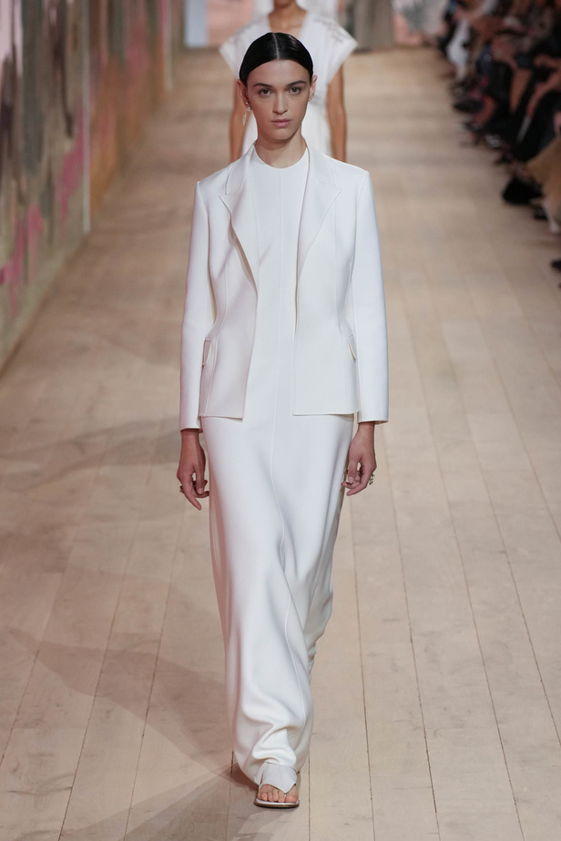 مجموعة كريستيان ديور الراقية لخريف وشتاء 2023-2024 .. تحيي أناقة اللون الأبيض وموضة الكروشيه