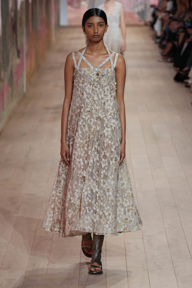 مجموعة كريستيان ديور الراقية لخريف وشتاء 2023-2024 .. تحيي أناقة اللون الأبيض وموضة الكروشيه