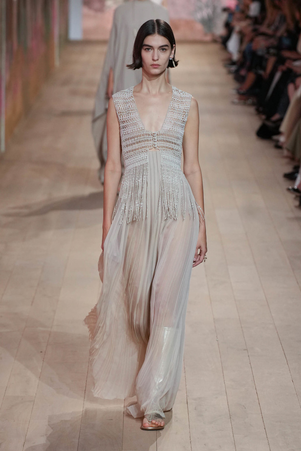 مجموعة كريستيان ديور الراقية لخريف وشتاء 2023-2024 .. تحيي أناقة اللون الأبيض وموضة الكروشيه