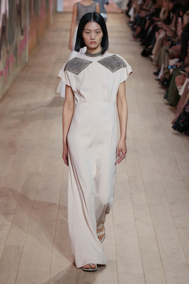 مجموعة كريستيان ديور الراقية لخريف وشتاء 2023-2024 .. تحيي أناقة اللون الأبيض وموضة الكروشيه