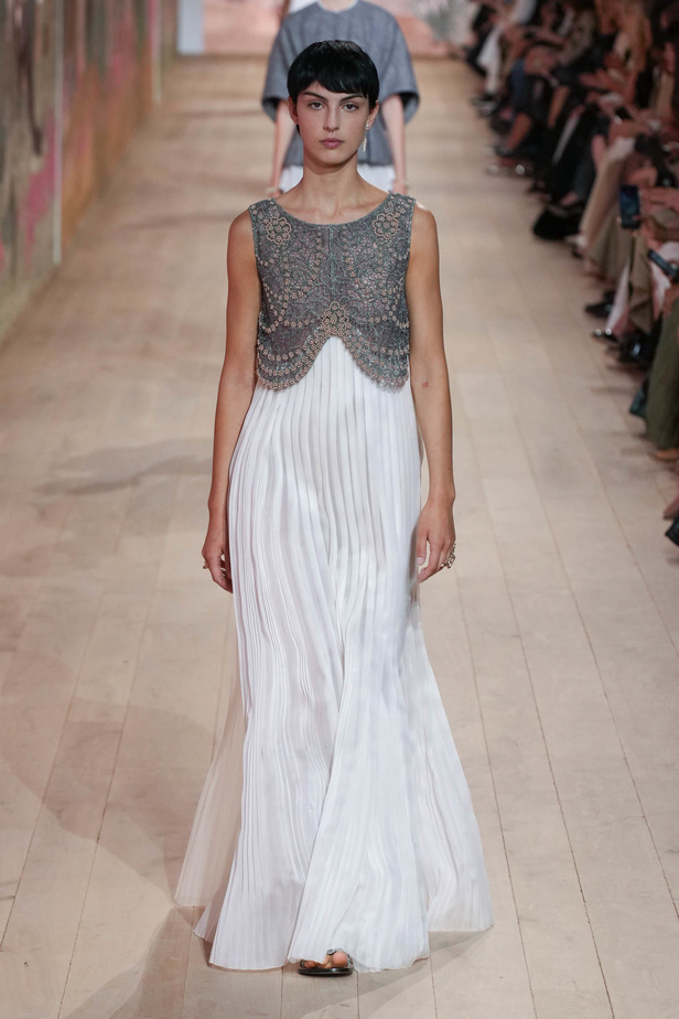 مجموعة كريستيان ديور الراقية لخريف وشتاء 2023-2024 .. تحيي أناقة اللون الأبيض وموضة الكروشيه